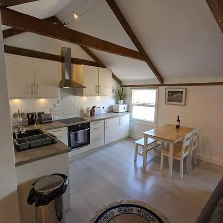 The Loft - Bright Centre Sleep 4 Apartment